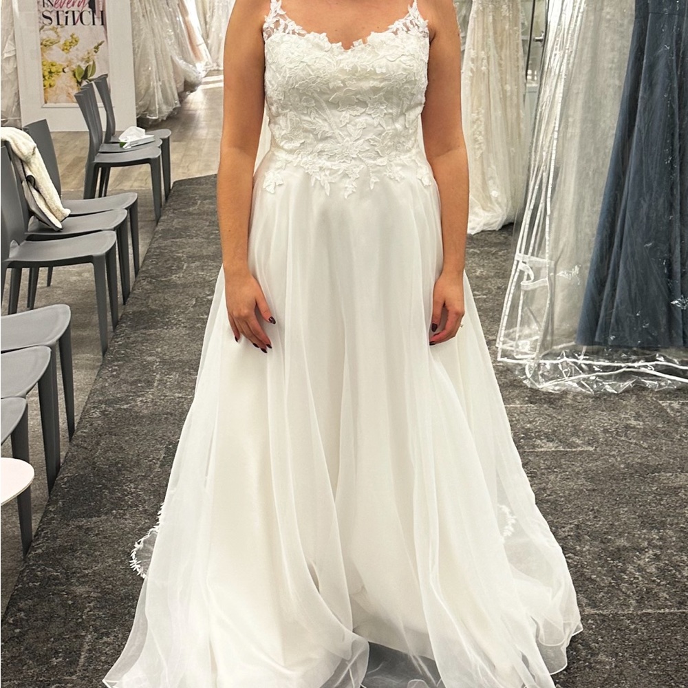 Elegant White Lace A-line Bridal Gown